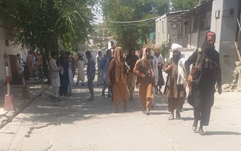 Taliban chiếm đài truyền hình hàng đầu Afghanistan, tịch thu vũ khí rồi lên sóng